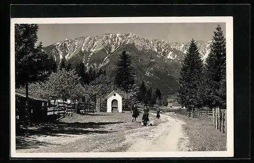 AK Puchberg /Schneeberg, Ortspartie mit Spaziergängerinnen