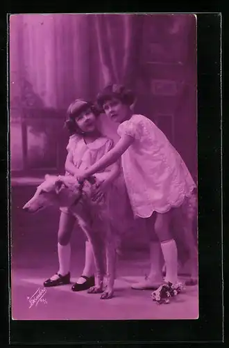 AK Zwei Mädchen mit einem Windhund