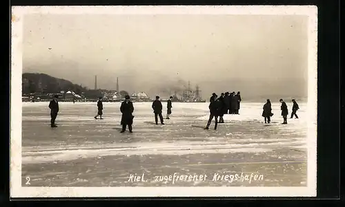 Foto-AK Kiel, Eiswinter 1929, Zugefrorener Kriegshafen