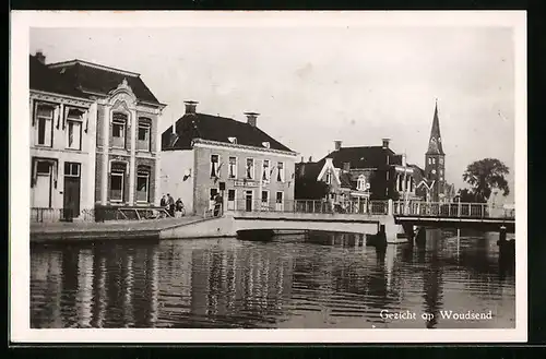 AK Woudsend, Flusspartie mit Brücke, Blick zur Kirche
