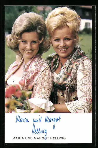 AK Musikerinnen des Duos Maria und Margot Hellwig in Tracht, Autograph