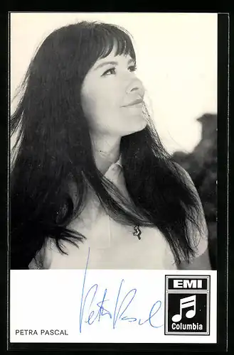 AK Musikerin Petra Pascal blickt lächelnd zum Himmel, Autograph