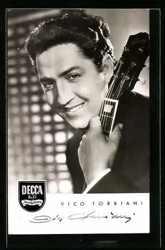AK Musiker Vico Torriani mit Gitarre im Arm, Autograph