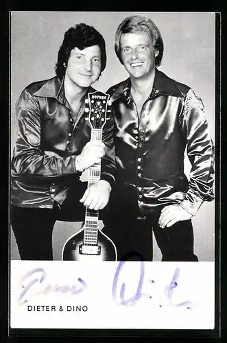 AK Musiker des Duos Dieter und Dino mit glänzenden Hemden und Gitarre, Autograph