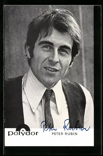 AK Musiker Peter Rubin blickt lächelnd in die Kamera, Autograph