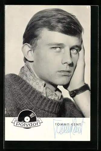 AK Musiker Tommy Kent mit nachdenklichem Blick, Autograph