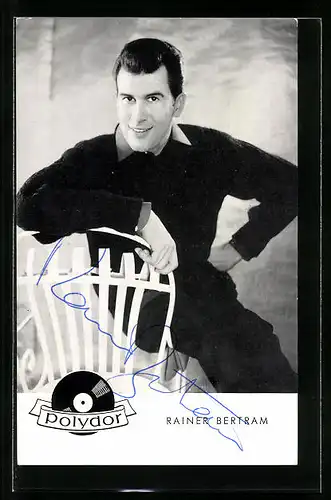 AK Musiker Rainer Betram auf einem Stuhl sitzend, Autograph