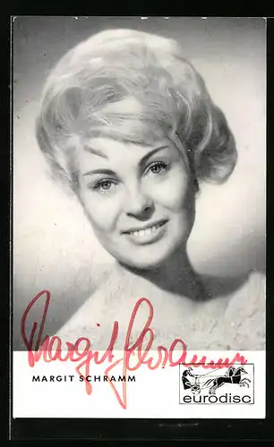 AK Musikerin Margit Schramm im schulterfreien Kleid, Autograph