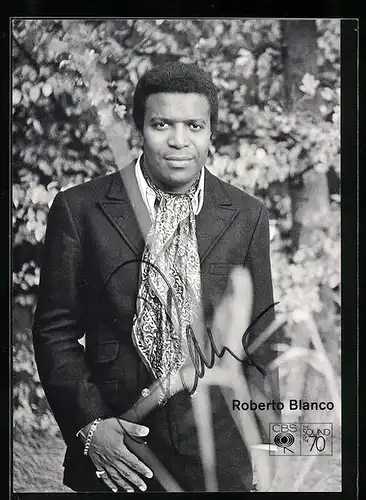 AK Musiker Roberto Blanco in einem Park, original Autograph