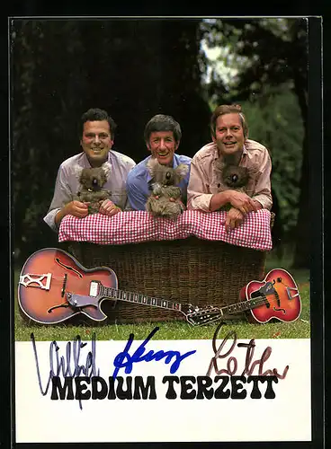 AK Musiker der Gruppe Medium Terzett mit Gitarre und Plüsch-Koalabären, original Autograph