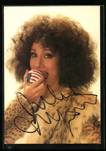 AK Musikerin Julia Migenes im Pelzmantel, original Autograph