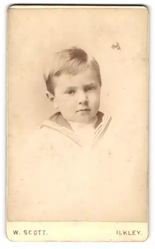 Fotografie W. Scott, Ilkley, Kleiner Junge in Matrosenkleidung