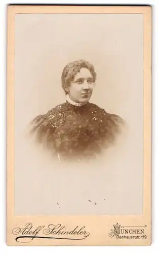 Fotografie Adolf Schindeler, München, Dachauerstr. 149, Dame im Kleid mit Puffelärmeln