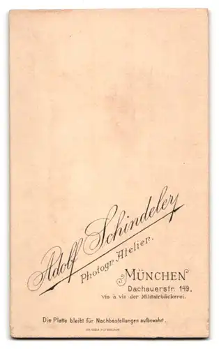 Fotografie Adolf Schindeler, München, Dachauerstr. 149, Dame im Kleid mit Puffelärmeln