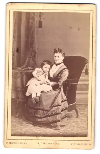 Fotografie A. Cherruet, Pforzheim, Hafnergasse 176, Mutter mit Tochter auf dem Schoss