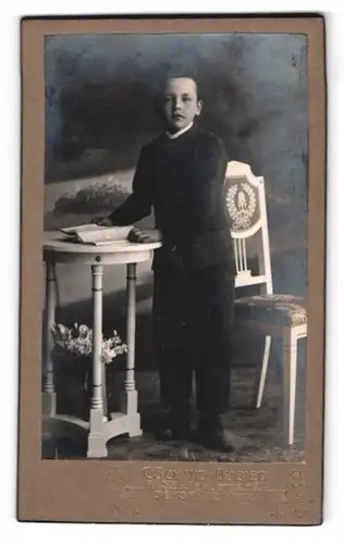 Fotografie C. Schmid Dubied, Basel, Feldbergstr. 72, Junger Bursche liest ein Buch