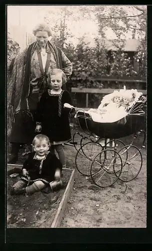 Foto-AK Mutter und Kinder mit Puppen im Kinderwagen
