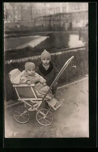Foto-AK Kind mit Kleinkind im Kinderwagen