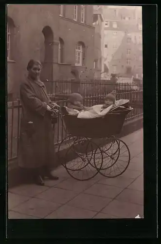 Foto-AK Frau mit zwei Kindern im Kinderwagen