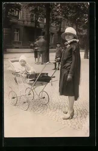 Foto-AK Frau mit Baby im Kinderwagen