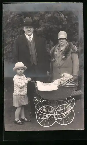 Foto-AK Paar und Mädchen mit einem Puppenwagen