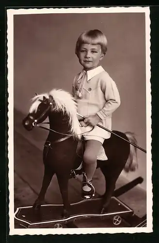 Foto-AK Kleiner Junge auf einem Schaukelpferd
