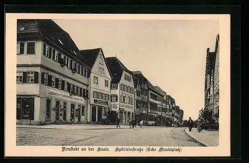 AK Neustadt an der Saale, Spörleinstrasse Ecke Marktplatz mit Geschäften