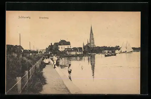AK Schleswig, Strandweg mit Kirche und Booten