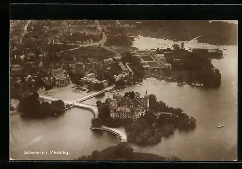 AK Schwerin, Ortsansicht mit Schloss vom Flugzeug aus gesehen