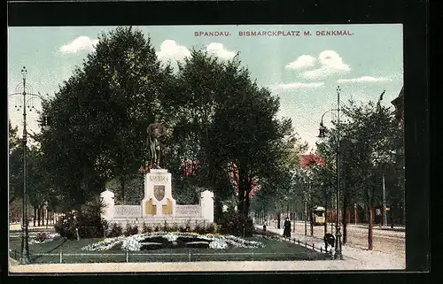 AK Berlin-Spandau, das Denkmal auf dem Bismarckplatz, eine Strassenbahn im Hintergrund