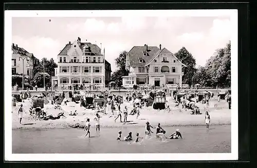 AK Travemünde, Badegäste am Ostseestrand, der Fürstenhof an der Strandpromenade