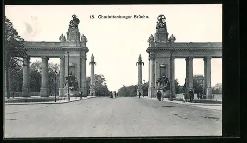 AK Berlin, Passanten auf der Charlottenburger Brücke