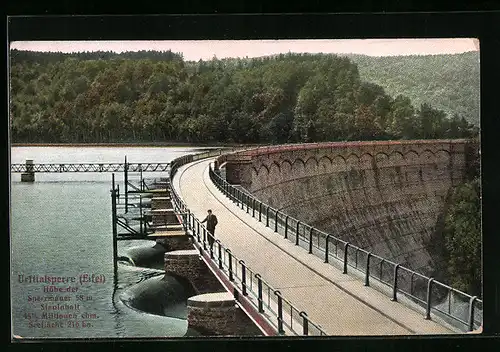 AK Gemünd, Passant auf der Sperrmauer der Urfttalsperre
