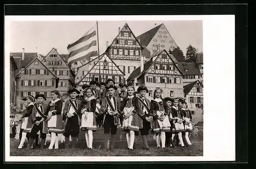 AK Schwäbisch Hall, Kinder in historischen Trachten am kleinen Siedershof