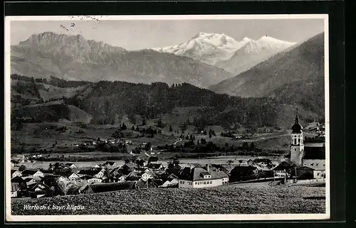 AK Wertach i. bayr. Allgäu, Blick über den Ort und die Kirche gegen die Alpen