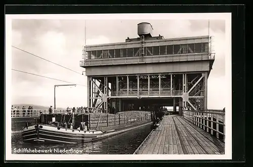 AK Niederfinow, Passanten und Schiff im Hebewerk