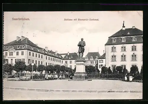 AK Saarbrücken, das Bismarck-Denkmal vor dem Schloss