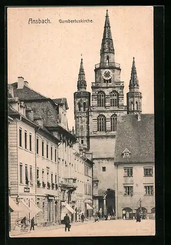 AK Ansbach, Passanten auf der Strasse vor der Gumbertuskirche
