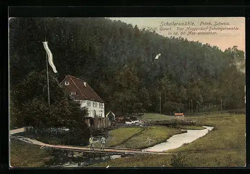 AK Schottersmühle i. Fränk. Schweiz, auf der kleinen Holzbrücke vor dem Gasthaus