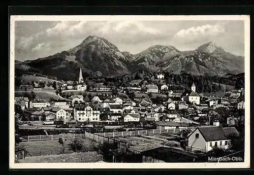 AK Miesbach i. Obb., Generalansicht mit Blick zur Kirche und auf die Berge