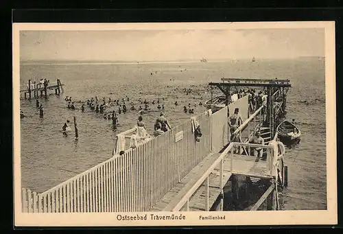 AK Travemünde, Gäste auf dem Ostseesteg im Familienbad