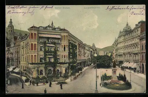 AK Baden-Baden, Hotel Victoria und Denkmal auf dem Leopoldsplatz