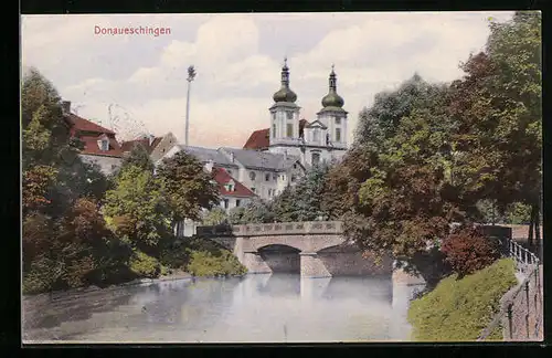 AK Donaueschingen, Partie an der Brücke, Blick auf die Kirchentürme