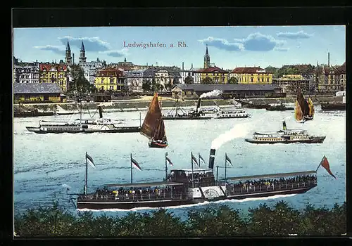 AK Ludwigshafen a. Rhein, Schiffe am Rheinufer mit Stadtpanorama