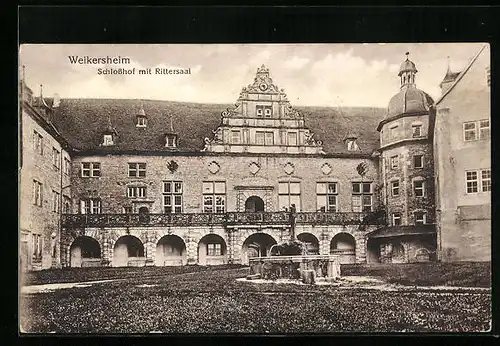 AK Weikersheim, am Brunnen auf dem Schlosshof mit dem Rittersaal