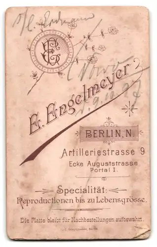 Fotografie E. Engelmeyer, Berlin, Artilleriestrasse 9, Einjährig-Freiwillig-Dienender uniformierter Gardesoldat