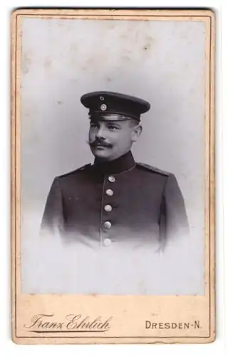 Fotografie Franz Ehrlich, Dresden-N., Königsbrücker-Strasse 105, Uniformierter Soldat mit Schirmmütze