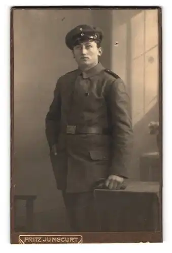 Fotografie Fritz Jungcurt, Rinteln, Bahnhofstrasse 14, Uniformierter Soldat mit Schirmmütze