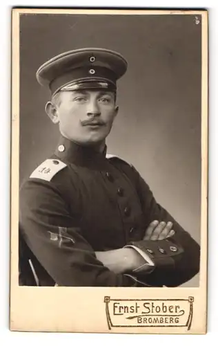 Fotografie Ernst Stober, Bromberg, Elisabethstrasse 13-14, Uniformierter Soldat des IR 14 mit Schirmmütze