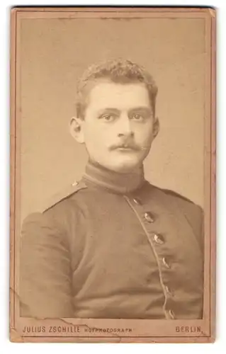 Fotografie Julius Zschille, Berlin, Neue Königstrasse 1a, Gardesoldat in Uniform mit Schnauzer